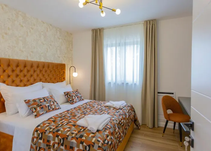 Luxury Decima Near Split - Pool & Tennis Retreat Dicmo