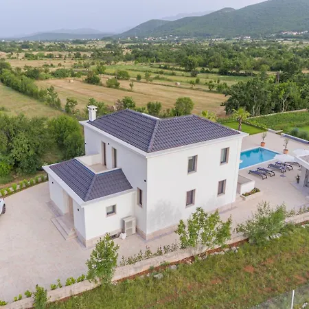 Luxury Decima Near Split - Pool & Tennis Retreat Villa Dicmo