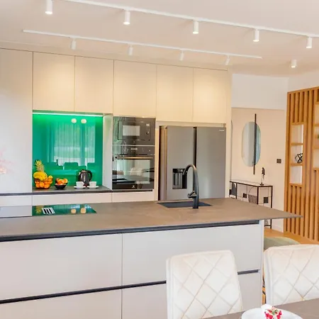 Decima Near Split - Heated Pool, Tennis Court & Billiards