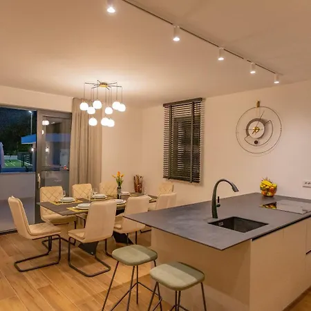 Decima Near Split - Heated Pool, Tennis Court & Billiards Вілла *